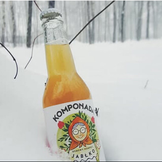 Butelka lemoniady na śniegu