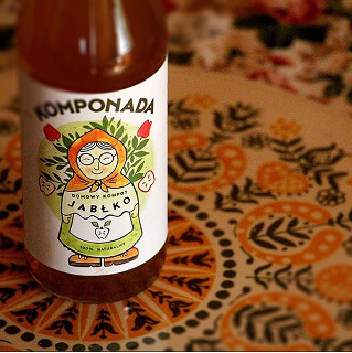 Butelka lemoniady na stole